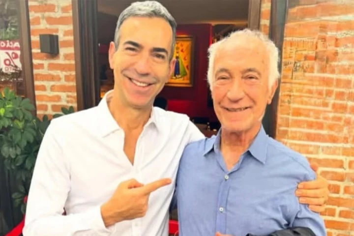 Detalhe em foto de César Tralli com o pai não passou despercebido e está dando o que falar