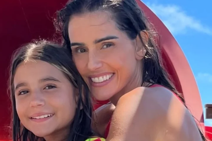 Deborah Secco Revela Desafios da Maternidade Compartilhada e Busca por Equilíbrio