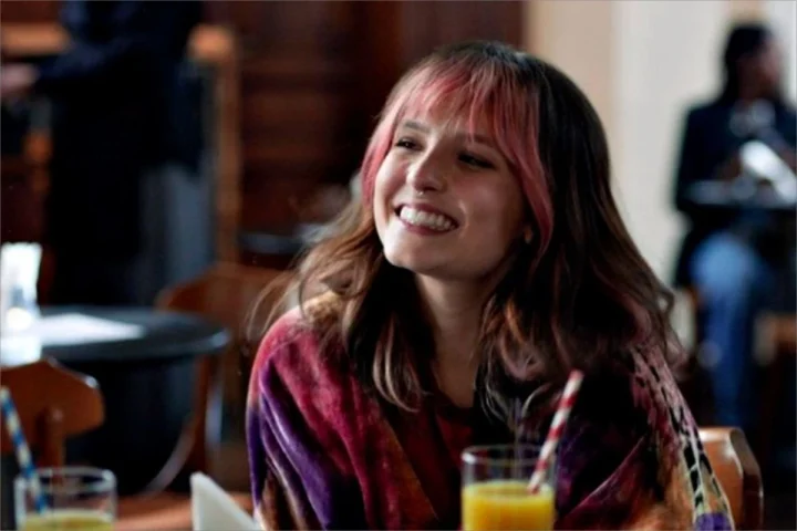 Larissa Manoela inicia nova fase na carreira com cenas quentes e até romance lésbico