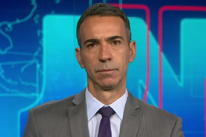 César Tralli interrompe programação da Globo e expõe pedido ao vivo: ‘Não use força…’