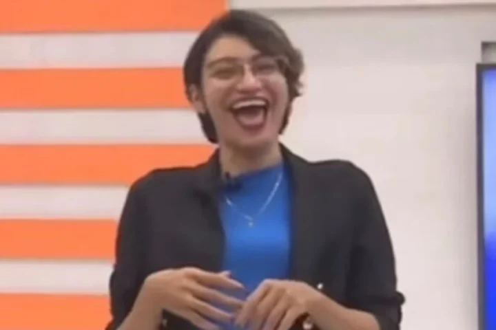 Jornalista diverte público ao brincar com foto de delegado ao vivo na TV Guará: ‘Pode me prender’