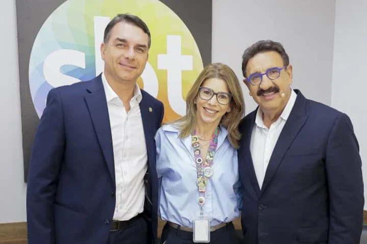 Daniela Beyruti recebe Flávio Bolsonaro no SBT após polêmica visita de Lula e Alexandre de Moraes