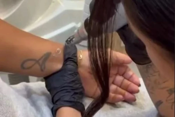 Delegada que foi presa manda tirar tatuagem que havia feito em homenagem a Adriano Imperador 34