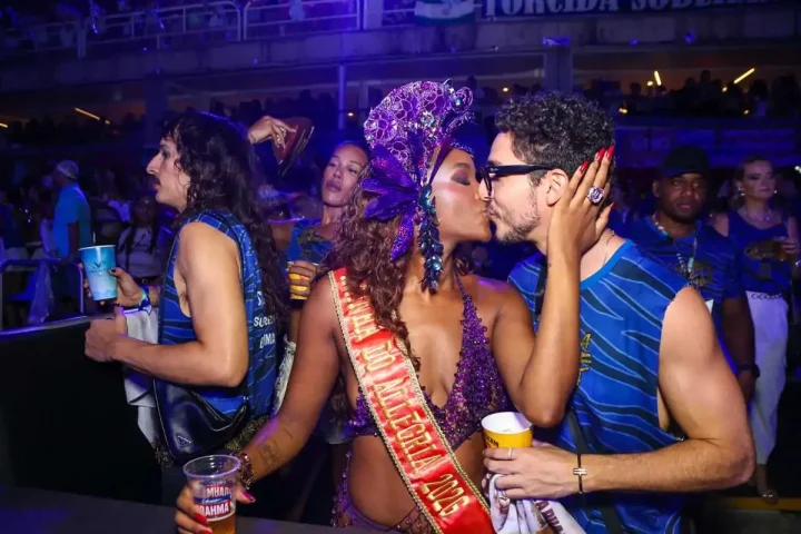 Romance na sapucaí: IZA e João Vitor Silva assumem relação no Carnaval do Rio
