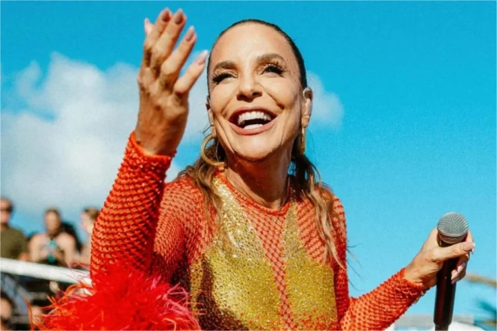 Ivete Sangalo decide curtir o Carnaval mascarada, no meio da multidão