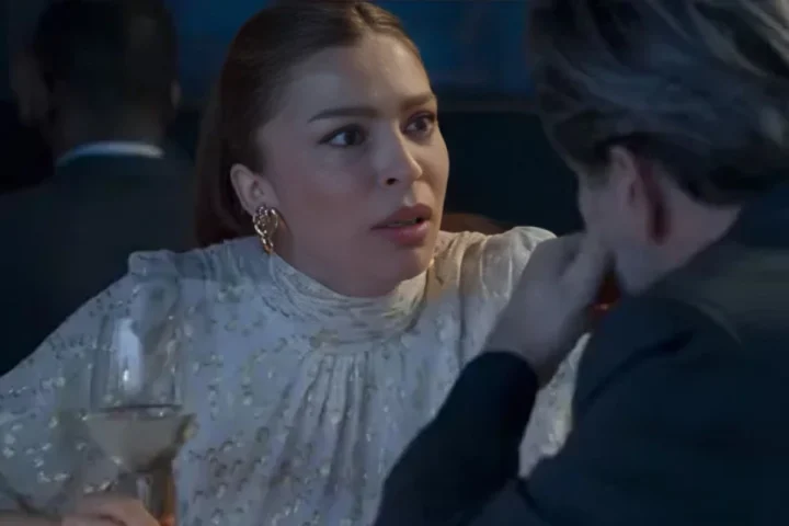 Três Graças: Arminda pega fotos comprometedoras que Samira envia para Ferette e cobra explicação