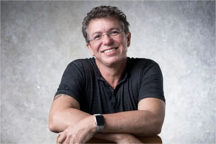 Boninho faz mistério sobre o apresentador de seu reality na Record, mas o nome já foi revelado