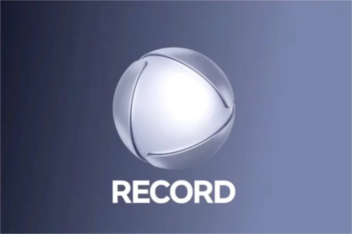 Vídeo: ex-jornalista da Record expõe motivo de saída do canal e revela choro na bancada